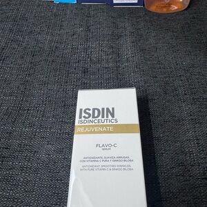 ISDIN Flavo-C Serum - White and Gold